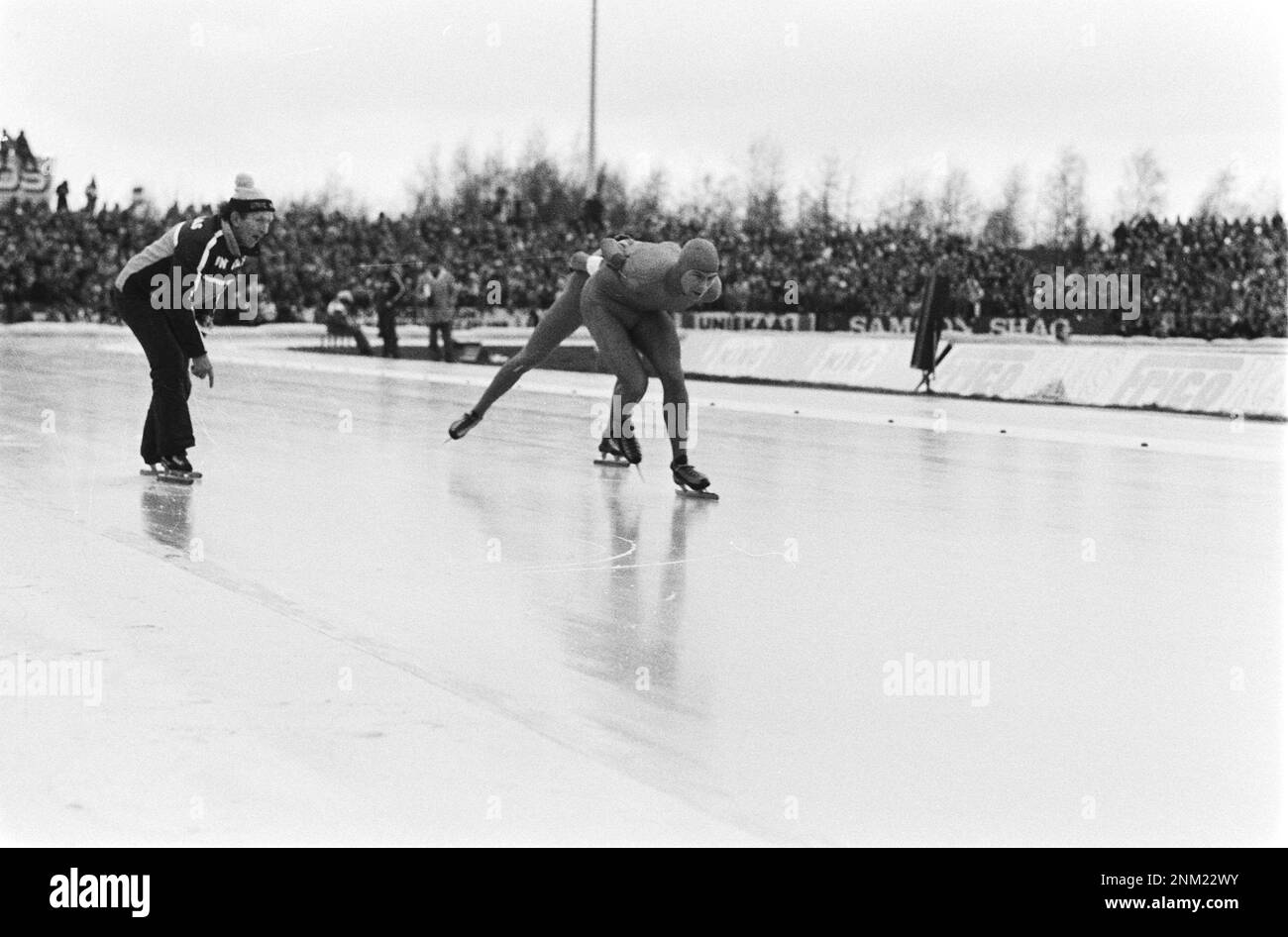 Pays-Bas Histoire: Hommes Allround Speed ​​Skating Championnats du monde à Heerenveen. L'entraîneur Egbert van 't Oever donne des instructions à Hilbert van der Duim lors de son tour décisif sur les 10 000 mètres. Derrière Hilbert van der Duim son adversaire Tom Erik Oxholm (Norvège) ca. 2 mars 1980 Banque D'Images