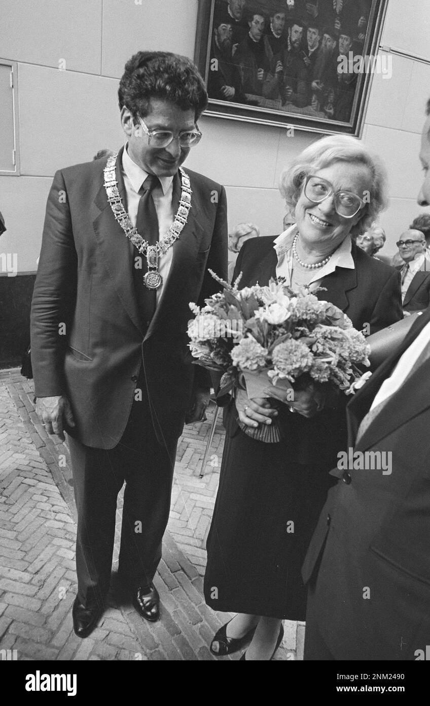 Le maire Van Thijn remet le prix de littérature Anne Frank à Ida Fink CA. 1985 Banque D'Images