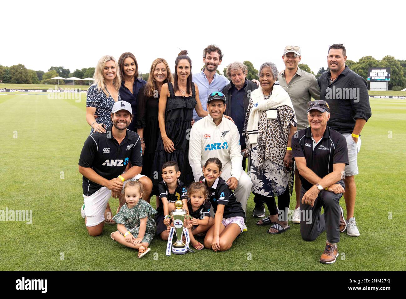 Ross Taylor of New Zealand and his family pose after winning the test match on day three of the second cricket test between Bangladesh and New Zealand at Hagley Oval in Christchurch, New Zealand, Tuesday, Jan. 11, 2022. (Martin Hunter/Photosport via AP) Banque D'Images