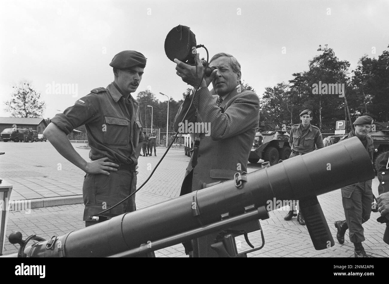 Le Prince Claus visite les bataillons d'infanterie blindés Garde Grenadiers chasseurs et Fusiliers à Arnhem; Claus regarde à travers un spectateur infrarouge ca. 1985 Banque D'Images