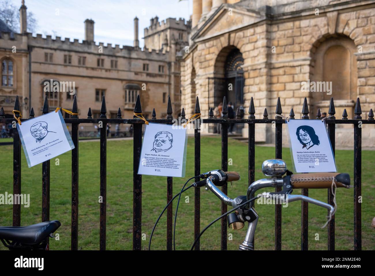 Oxford, Royaume-Uni, 24th février 2023. Portraits d'Ukrainiens tués dans la guerre d'Ukraine sur les rails de la caméra Radcliffe lors d'un rassemblement pour la paix pour marquer le premier anniversaire de la guerre d'Ukraine sur la place Radcliffe, à Oxford. Crédit : Martin Anderson/Alay Live News Banque D'Images