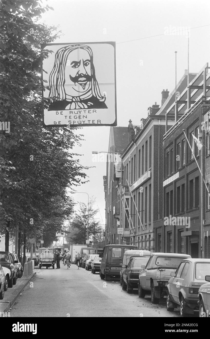 De Ruyterkade à Amsterdam sanctuaire lieu pour les prostituées d'héroïne; portrait Michiel de Ruyter avec texte: De Ruyter contre de Spuyter ca. 1985 Banque D'Images