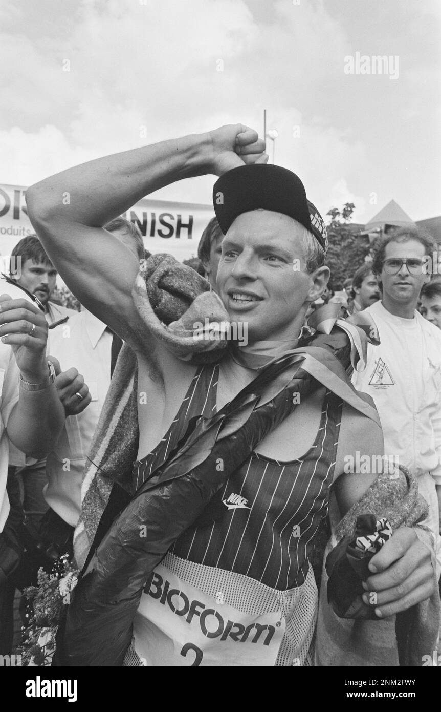 Championnats d'Europe de triathlon à Almere; vainqueur George Stam après la fin environ. 1985 Banque D'Images