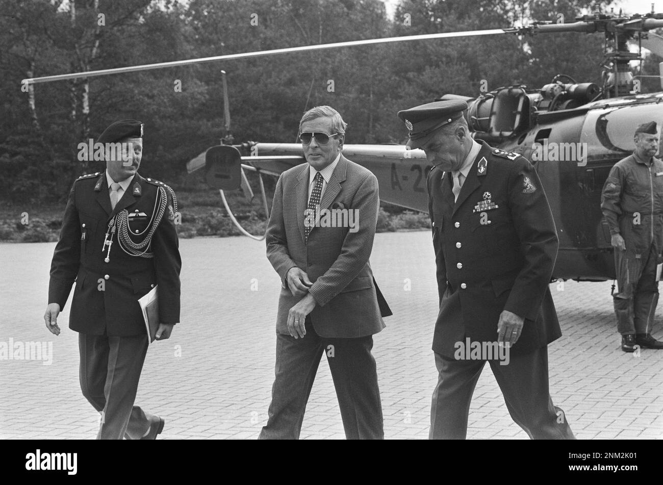 Le Prince Claus visite les bataillons d'infanterie blindés Garde Grenadiers chasseurs et Fusiliers à Arnhem ca. 1985 Banque D'Images