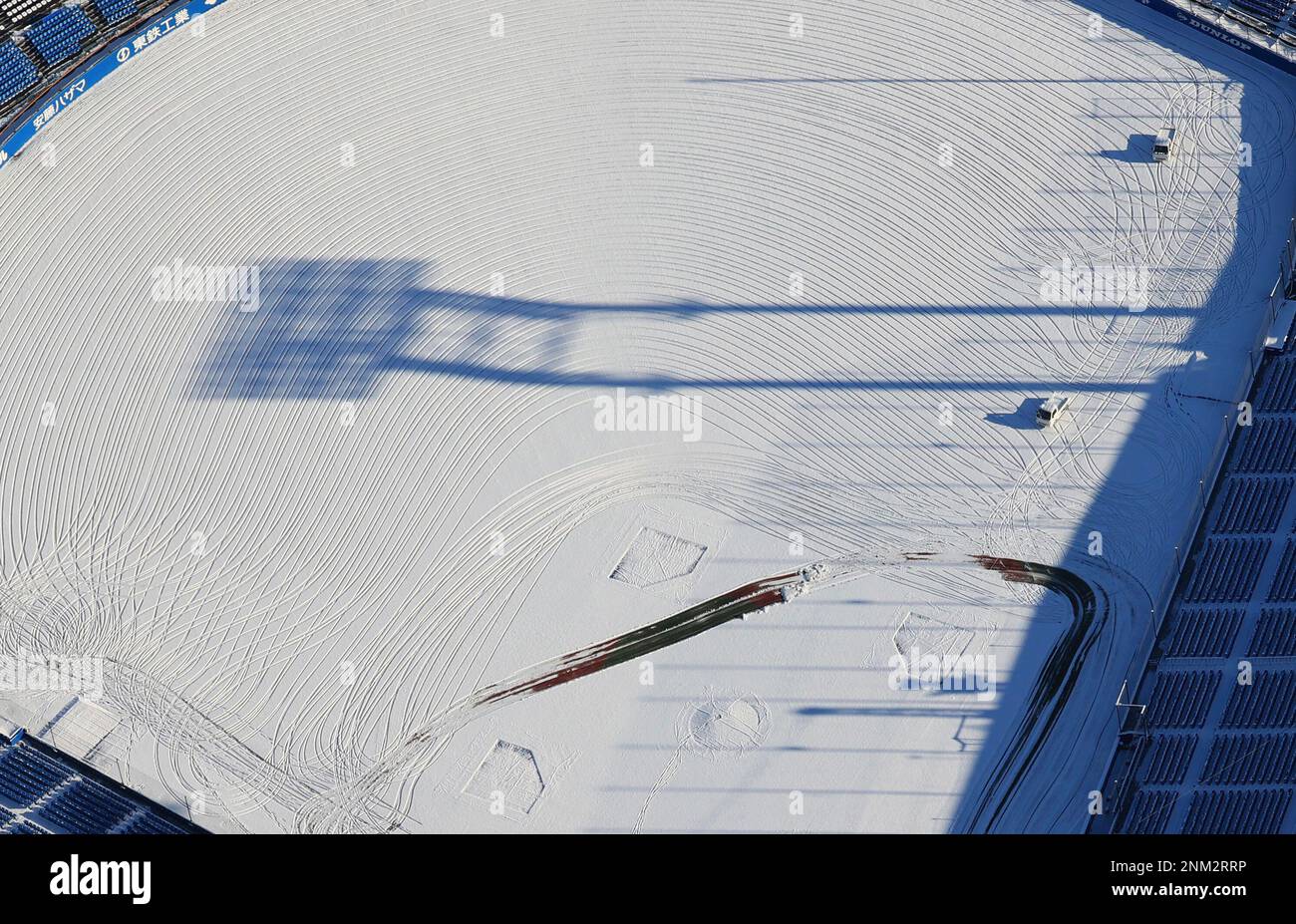 An aerial photo shows Meiji Jingu Stadium covered with snow in Shinjuku Ward, Tokyo on Jan. 7, 2022, one day after snowfall. ( The Yomiuri Shimbun via AP Images ) Banque D'Images