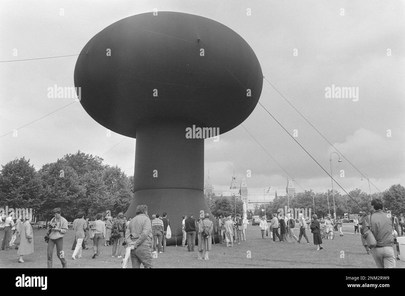 Commémoration bombe atomique Hiroshima; artiste Lee Waisler avec nuage gonflable d'atome ca. 1985 Banque D'Images