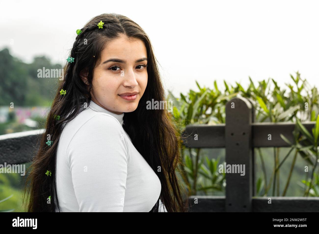portrait d'adolescent latina, assis dans un parc extérieur, profitant d'un moment de liberté Banque D'Images