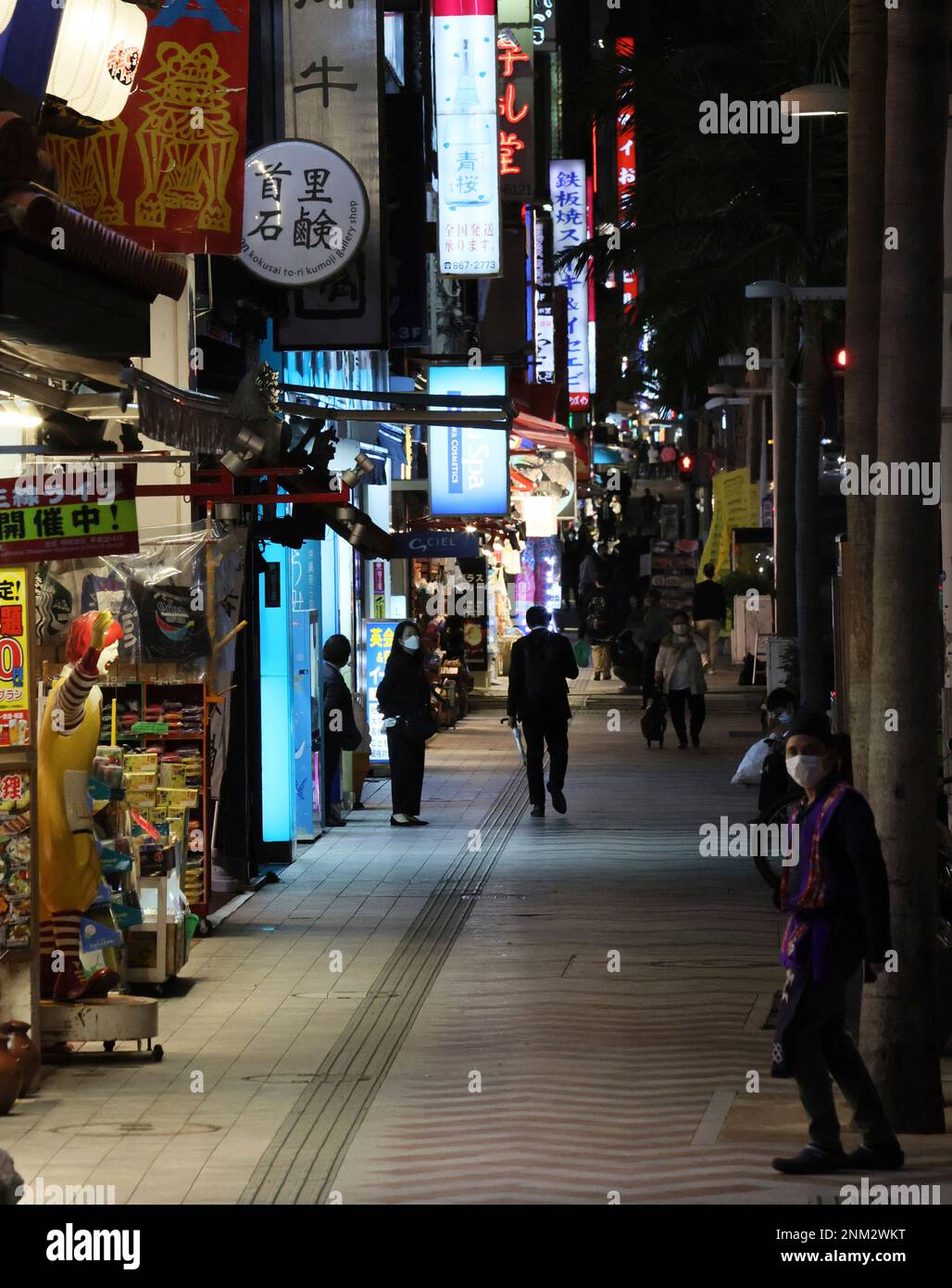 Kokusai street, a restaurants and shopping street where tourists gather is quiet in Naha City, Okinawa Prefecture on January 6, 2022. In Okinawa Prefecture, the number of newly infected new coronavirus is increasing rapidly. ( The Yomiuri Shimbun via AP Images ) Banque D'Images