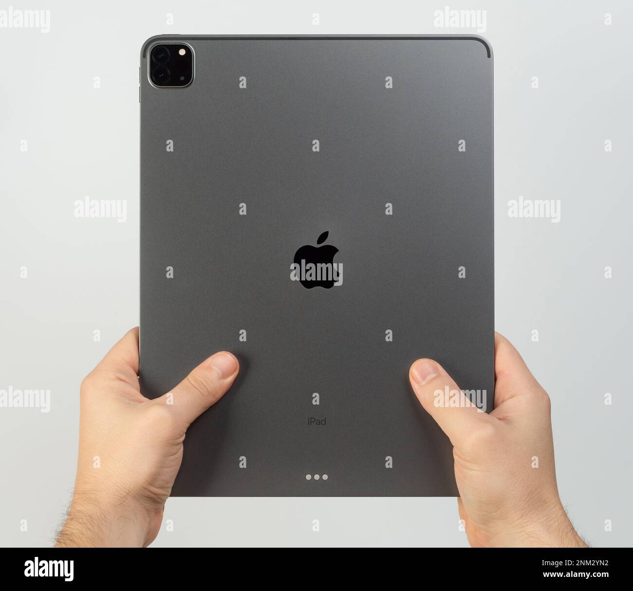 New york, Etats-Unis - 23 février 2023: Vue arrière de l'ipad pro dans les mains isolées sur fond blanc studio Banque D'Images