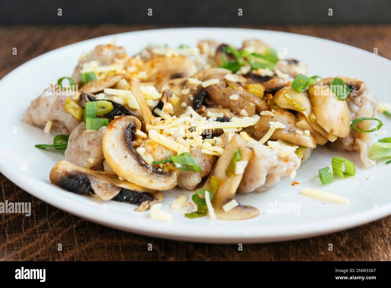 Gnocchis de sarrasin avec champignons et fromage Vegan marron Banque D'Images
