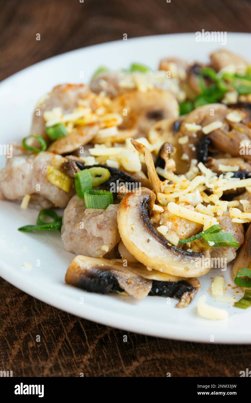 Gnocchis de sarrasin avec champignons et fromage Vegan marron Banque D'Images
