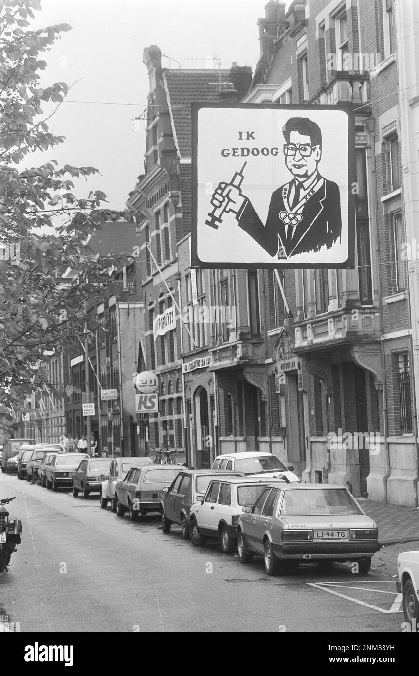 De Ruyterkade dans la zone sacro-Saint d'Amsterdam pour les héroïnomanes et les prostituées; portrait du maire Van Thijn avec une seringue avec le texte: 'Je tolère.' env. 1985 Banque D'Images