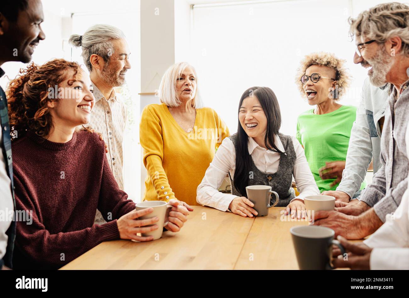 Des personnes multiraciales heureuses avec des âges et des origines différents ayant une pause pendant les heures de travail Banque D'Images