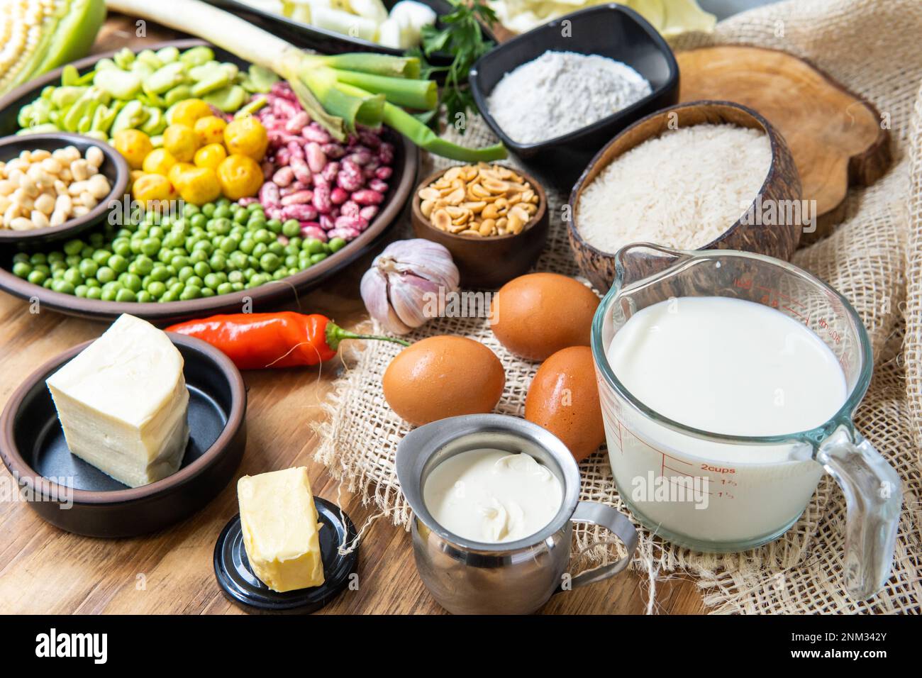 Gros plan des légumineuses, des œufs et des produits laitiers Banque D'Images