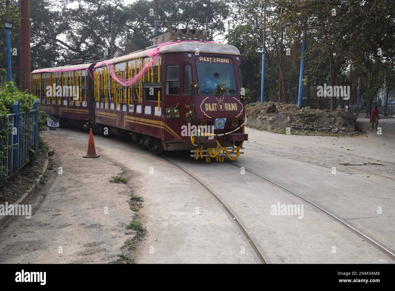 Kolkata, Bengale occidental, Inde. 24th févr. 2023. Kolkata observer 150 ans de Calcutta Tramways. Où le premier tramway, une voiture tirée par un cheval, a roulé sur les voies le 24th février 1873, dans la Calcutta britannique (Kolkata). Deux conducteurs de tramway de Melbourne, en Australie, sont arrivés (pas sur cette photo) pour participer à la célébration du sesqucentenaire des tramways de Kolkata. (Credit image: © Biswarup Ganguly/Pacific Press via ZUMA Press Wire) USAGE ÉDITORIAL SEULEMENT! Non destiné À un usage commercial ! Crédit : ZUMA Press, Inc./Alay Live News Banque D'Images