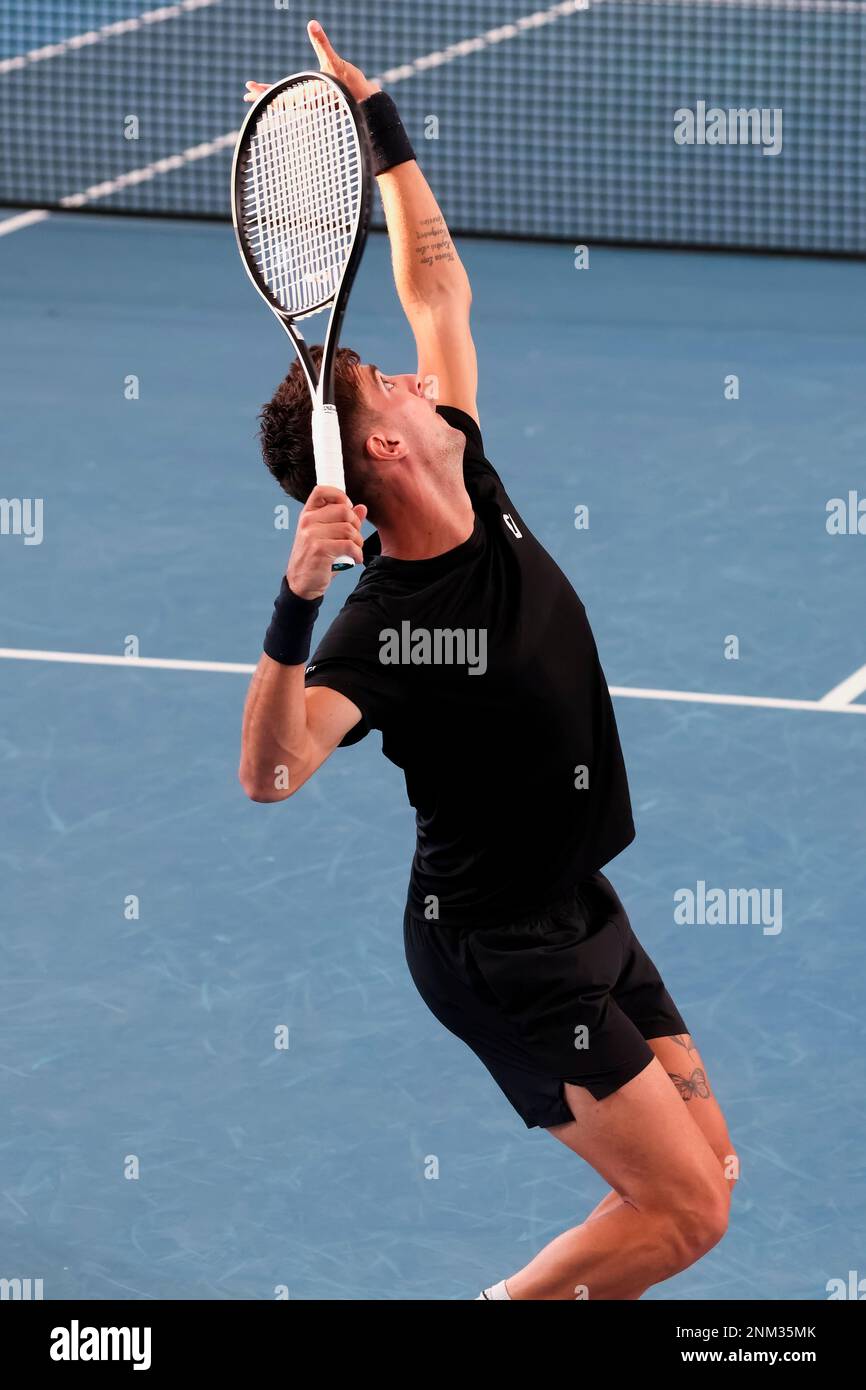ADELAIDE, AUSTRALIA - JANUARY 04: Thanasi Kokkinakis of Australia serves the ball during the ATP singles match between Thanasi Kokkinakis of Australia and John Millman of Australia on day two of the Adelaide International tennis tournament at Memorial Drive on January 04, 2022 in Adelaide, Australia. (Photo by Peter Mundy/Speed Media/Icon Sportswire) (Icon Sportswire via AP Images) Banque D'Images