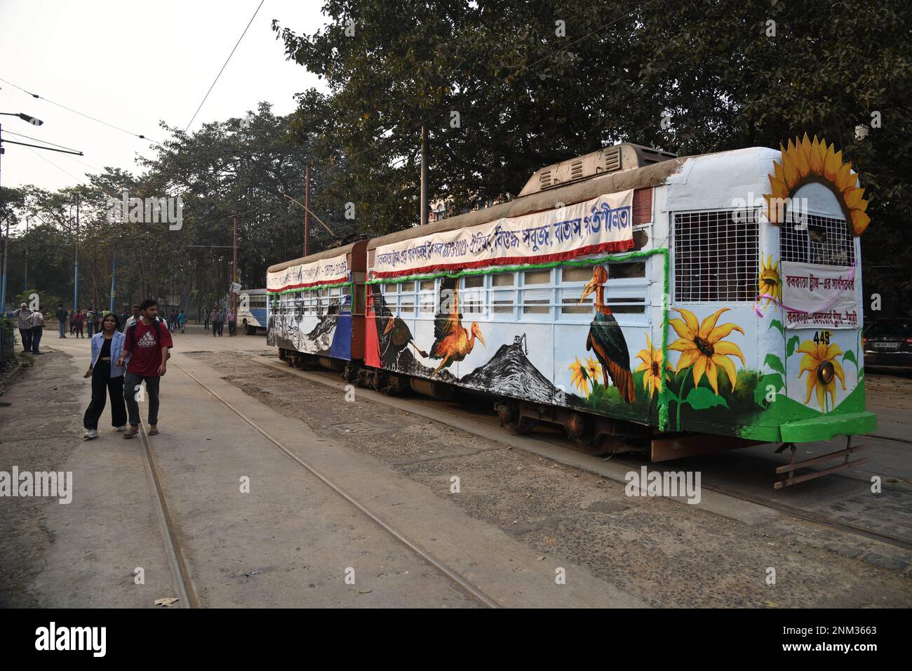 Kolkata, Bengale occidental, Inde. 24th févr. 2023. Kolkata observer 150 ans de Calcutta Tramways. Où le premier tramway, une voiture tirée par un cheval, a roulé sur les voies le 24th février 1873, dans la Calcutta britannique (Kolkata). Deux conducteurs de tramway de Melbourne, en Australie, sont arrivés (pas sur cette photo) pour participer à la célébration du sesqucentenaire des tramways de Kolkata. (Credit image: © Biswarup Ganguly/Pacific Press via ZUMA Press Wire) USAGE ÉDITORIAL SEULEMENT! Non destiné À un usage commercial ! Crédit : ZUMA Press, Inc./Alay Live News Banque D'Images