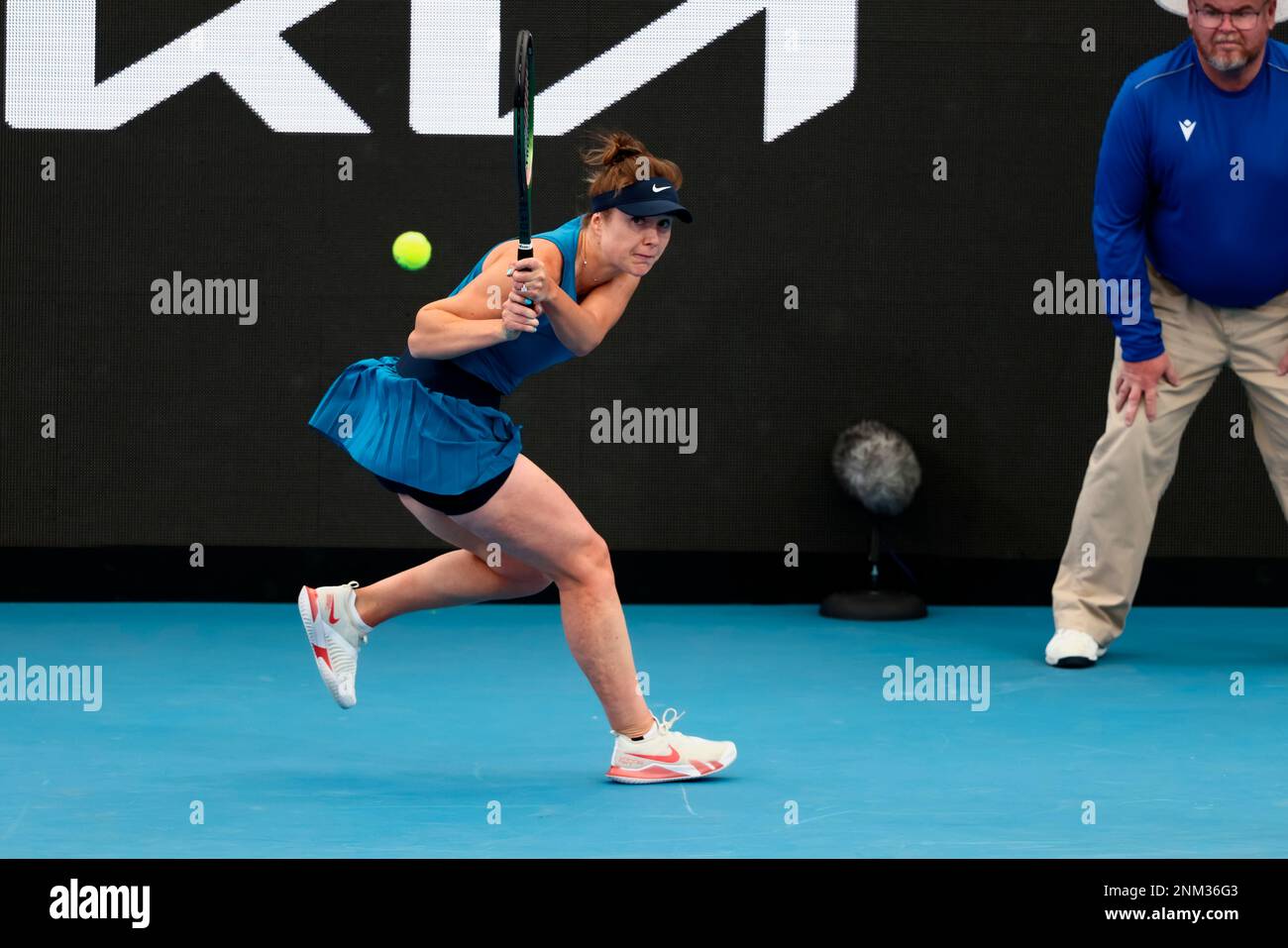 ADELAIDE, AUSTRALIA - JANUARY 04: Elina Svitolina of Ukraine hits a backhand during the WTA singles match between Elina Svitolina of Ukraine and Anastasia Gasanova of Russia on day two of the Adelaide International tennis tournament at Memorial Drive on January 04, 2022 in Adelaide, Australia. (Photo by Peter Mundy/Speed Media/Icon Sportswire) (Icon Sportswire via AP Images) Banque D'Images