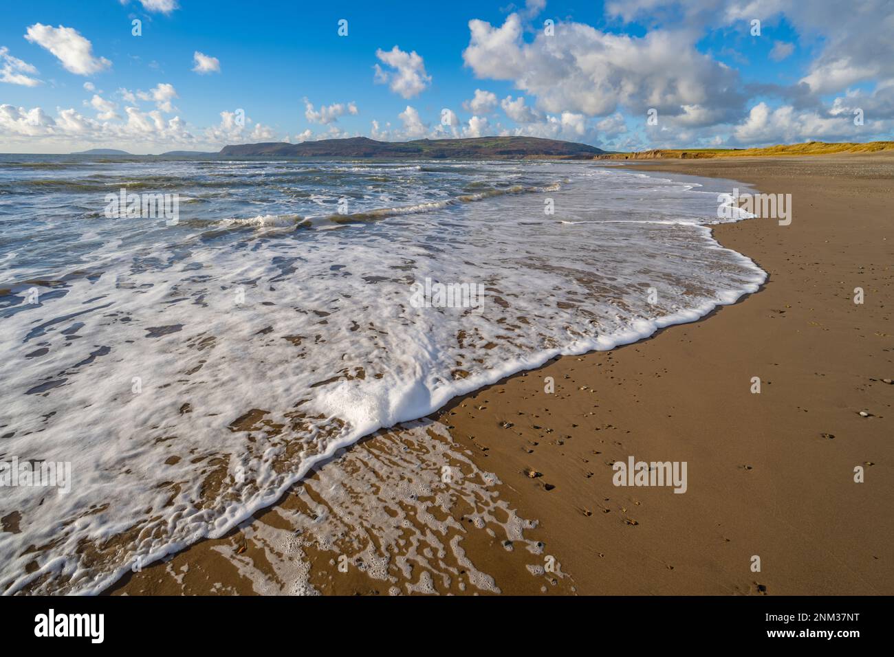 Vagues se brisant sur la plage à la baie de Porth Neigwl également connue sous le nom de Hells Mouth sur la péninsule de Llyn près de Llanengan Nord-Galles. Banque D'Images