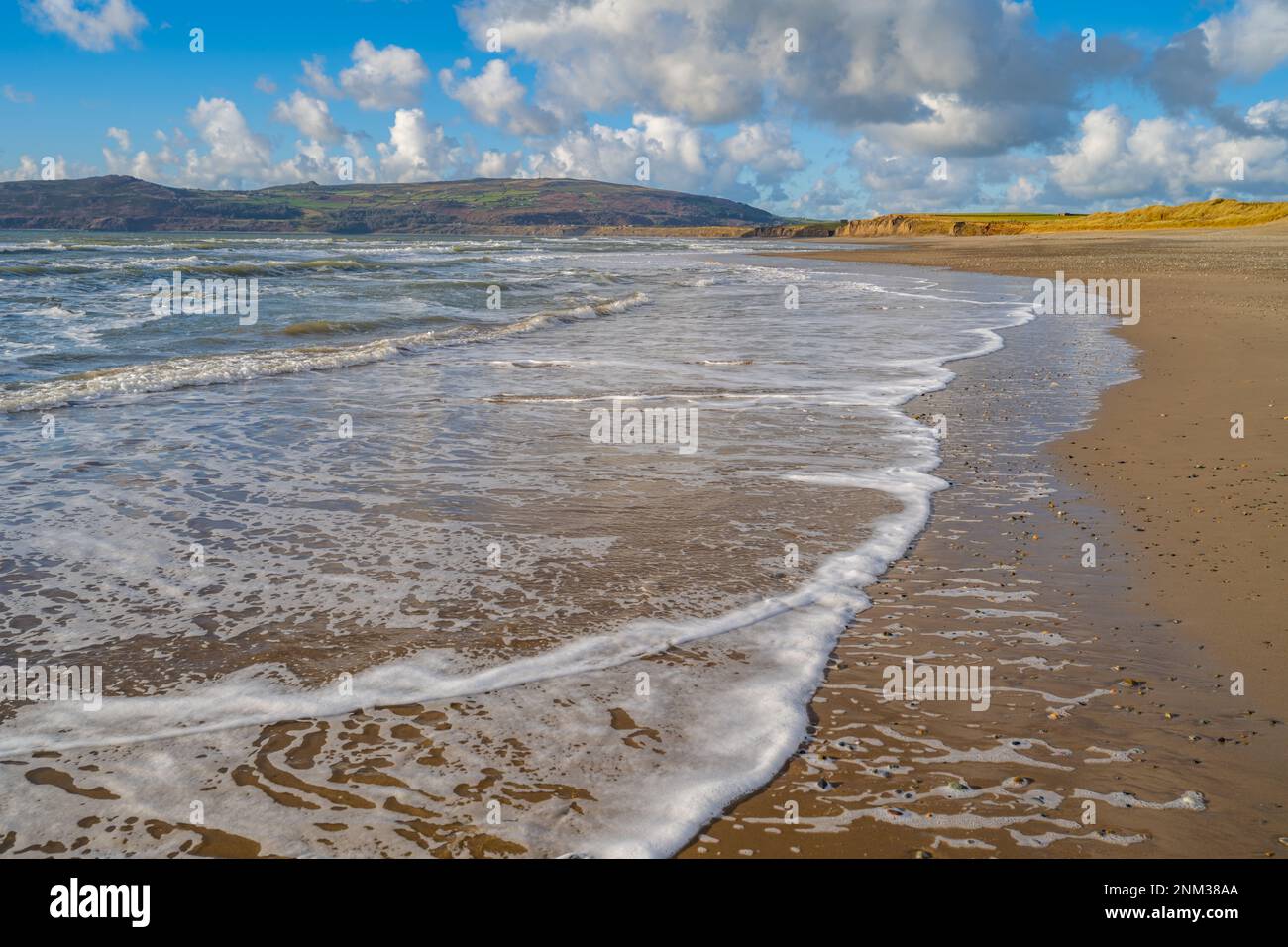 Vagues se brisant sur la plage à la baie de Porth Neigwl également connue sous le nom de Hells Mouth sur la péninsule de Llyn près de Llanengan Nord-Galles. Banque D'Images