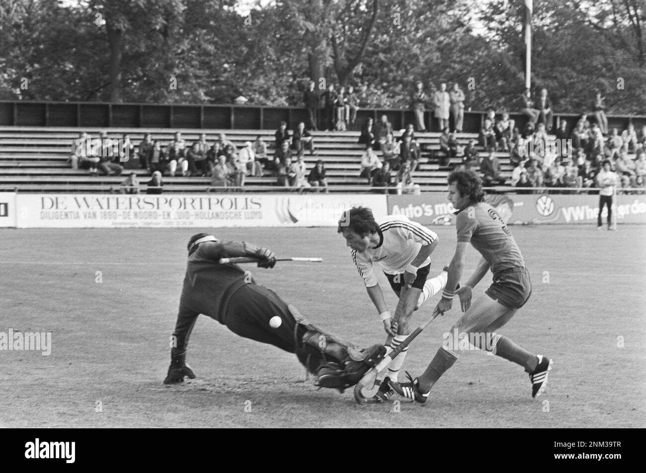 Hockey sur gazon pour hommes; coupe d'Europe pour hommes à Amstelveen, Holsteyn (Amsterdam ouvre la partition du gardien Krans et Ziemer (à droite) (Russelsheim) ca. Juin 1976 Banque D'Images