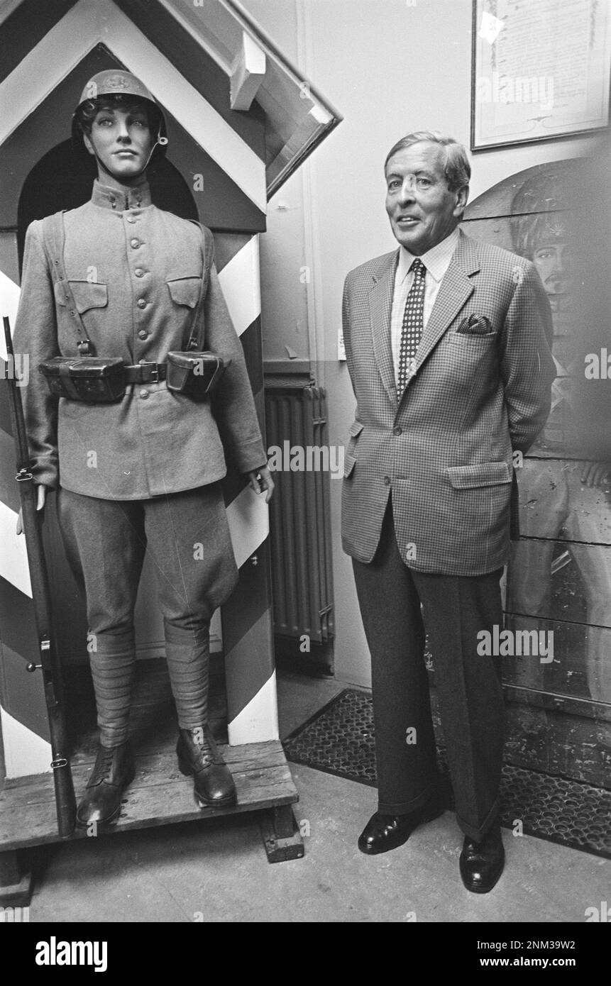Le Prince Claus visite les bataillons d'infanterie blindés Garde Grenadiers chasseurs et Fusiliers à Arnhem; ici il se tient à côté d'un mannequin habillé dans un ancien uniforme dans le musée ca. 1985 Banque D'Images