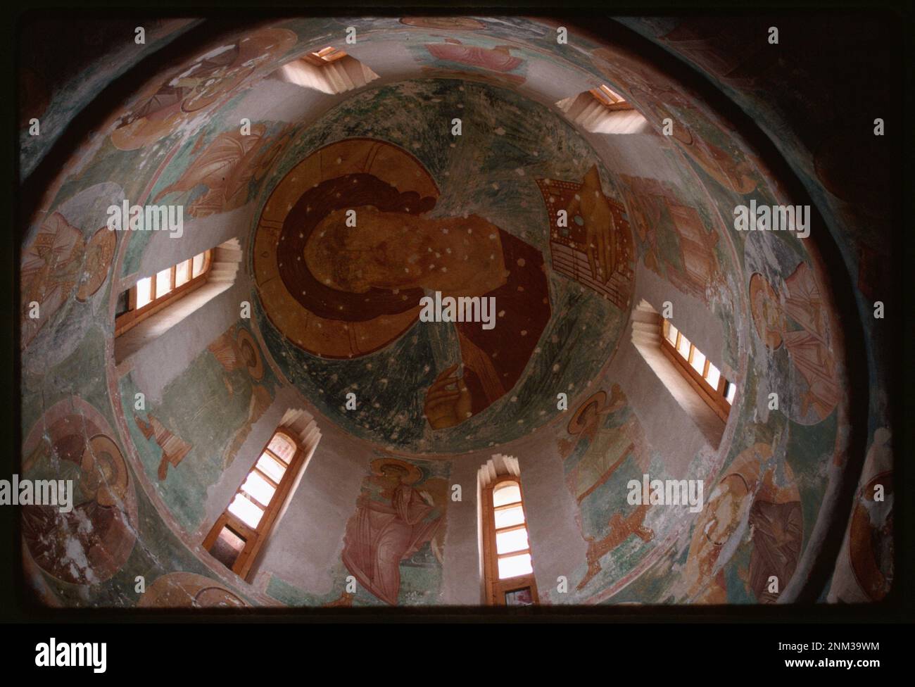 La cathédrale de la Nativité de la Vierge au monastère de Ferapont, construite en 1490, contient une fresque du Christ Pantokrator créée par Dionysii et ses assistants en 1502. La fresque est une pièce importante de la religion orthodoxe russe Banque D'Images