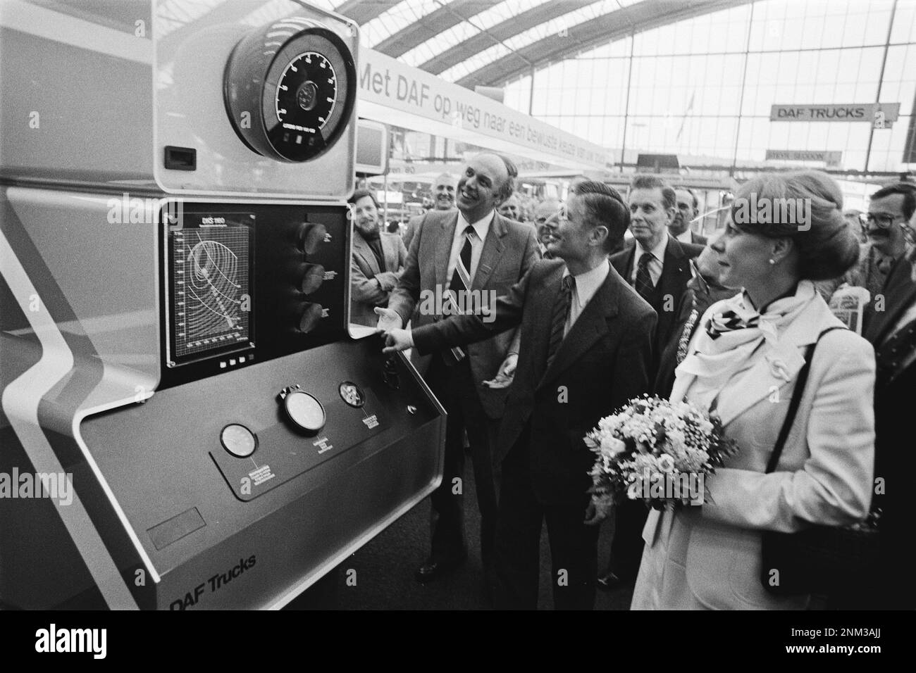 Pays-Bas Histoire: Ouverture de Bedrijfsauto RAI 1980 par le Premier ministre van Agt et le Secrétaire d'Etat. Smith Kroes ; avec système d'économie de carburant DAF environ 6 février 1980 Banque D'Images