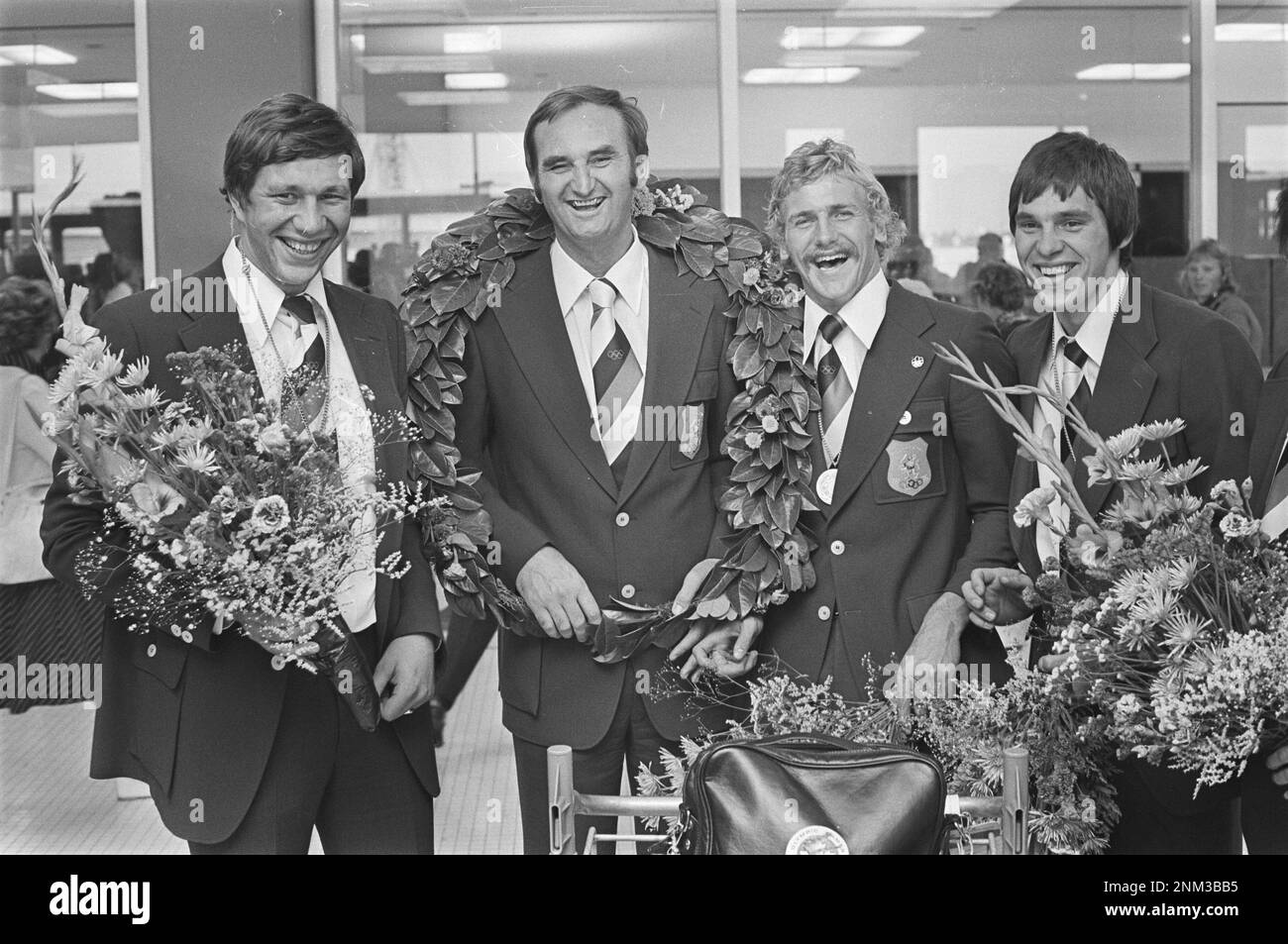 Une partie de l'équipe de water-polo de retour de Montréal, de gauche à droite: Buunk, Trambic, Smits et le gardien de réserve Boegschoten de Bloemen ca. 30 juillet 1976 Banque D'Images