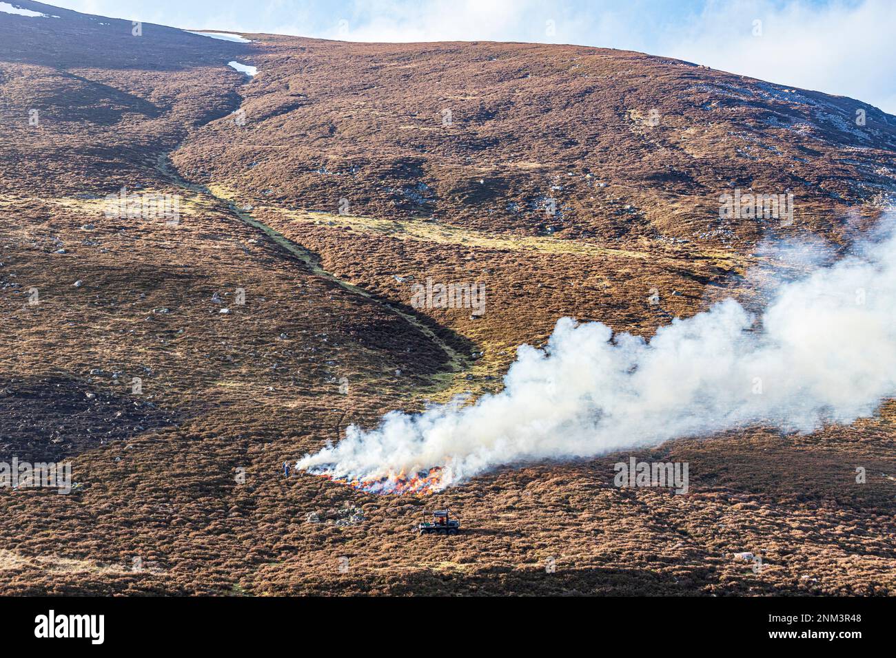 La combustion contrôlée de landes de bruyères (marécages ou muirburn) sur les pentes de Sgor Mor au sud de Braemar, Aberdeenshire, Écosse Royaume-Uni Banque D'Images