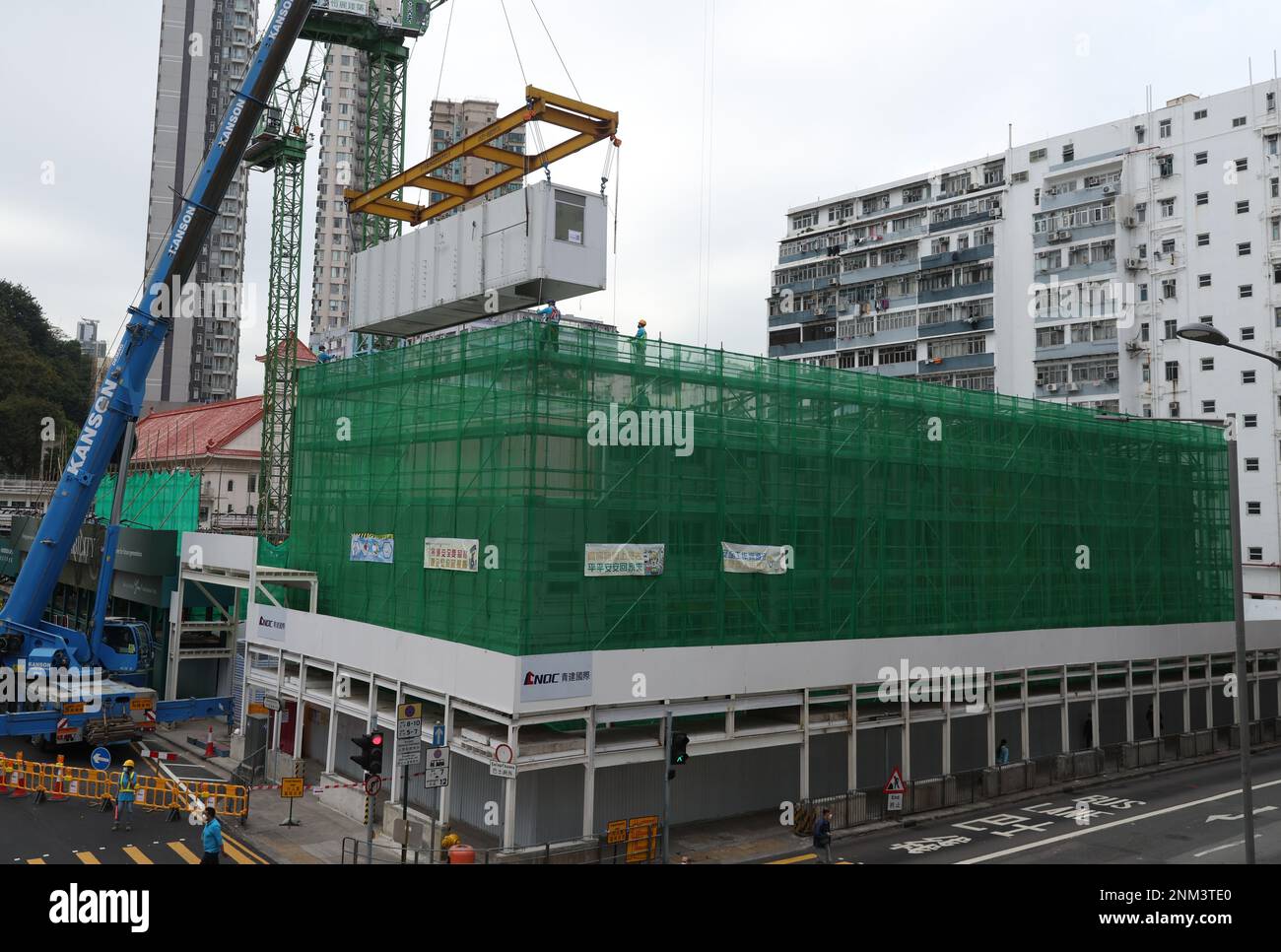 Le démantèlement de Nam Cheong 220, le premier projet de logement de transition adoptant la technologie de construction modulaire intégrée (MIC). 18FEB23 SCMP/Yik Yeung-man Banque D'Images