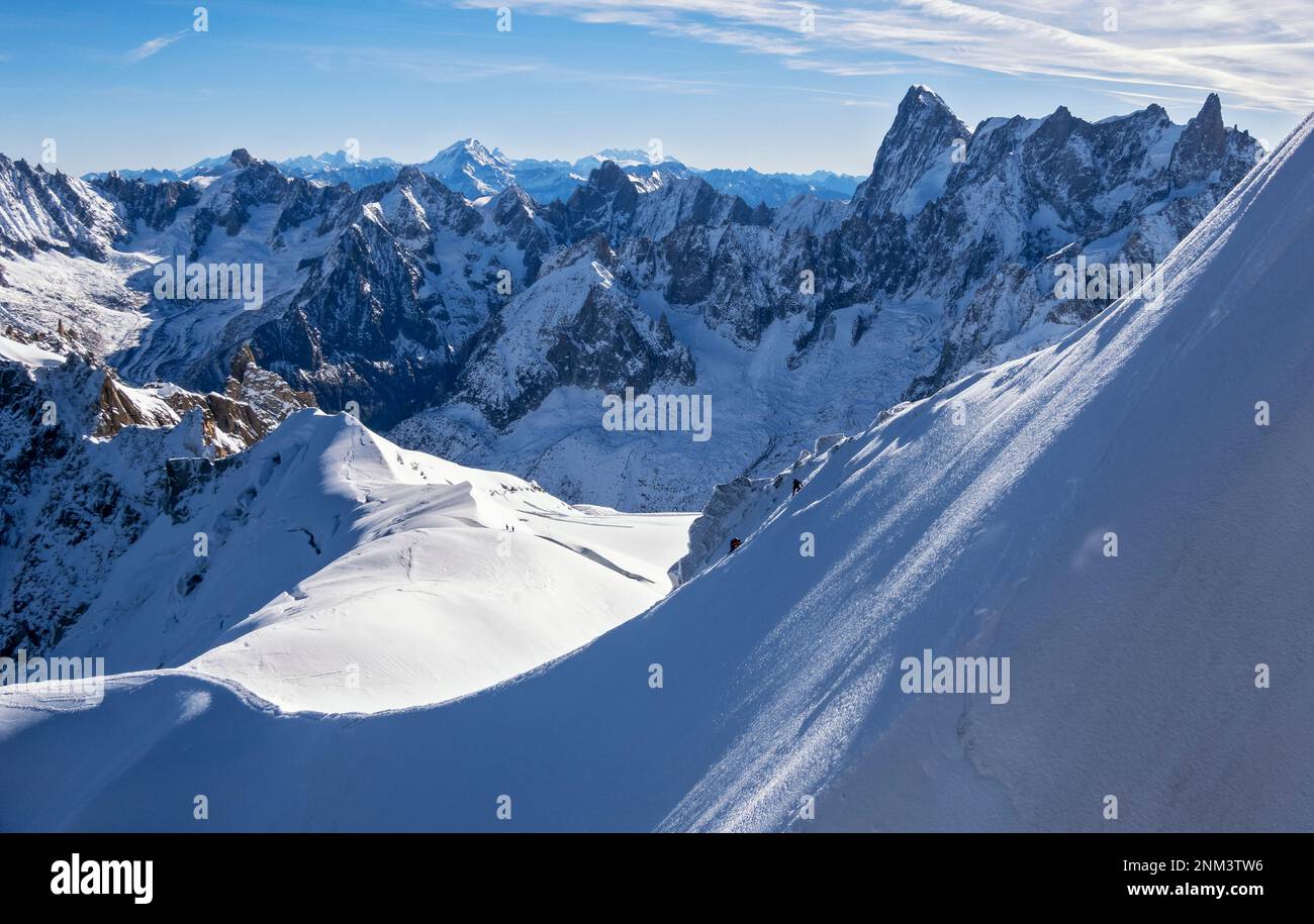 France, vue de l'aiguille du midi, alpinistes sur le champ de neige Banque D'Images