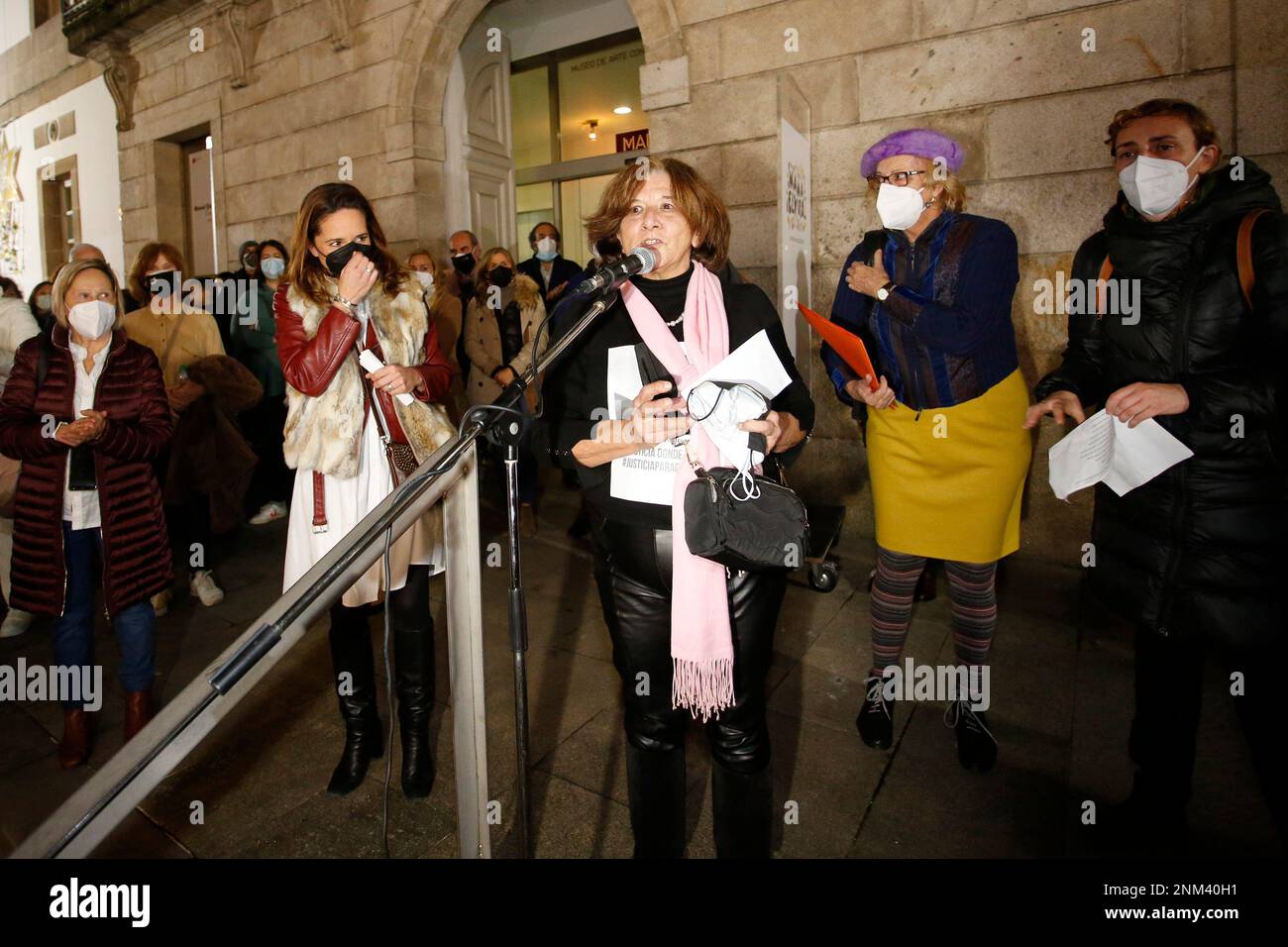 A woman takes part in a rally to demand that the murder of Deborah Fernandez "does not go unpunished", at the MARCO Museum, on December 28, 2021, in Vigo, Pontevedra, Galicia, (Spain). Called by the group 'Justice for Deborah' this demonstration aims to ask again, that progress in the investigation into the death of Deborah Fernandez, which occurred in Vigo in April 2002. The organizers remember that there are only 5 months left for the prescription of the case and ask for the support of the citizens so that this does not happen. Since the lifeless body of the young Déborah Fernández, 22, was Banque D'Images