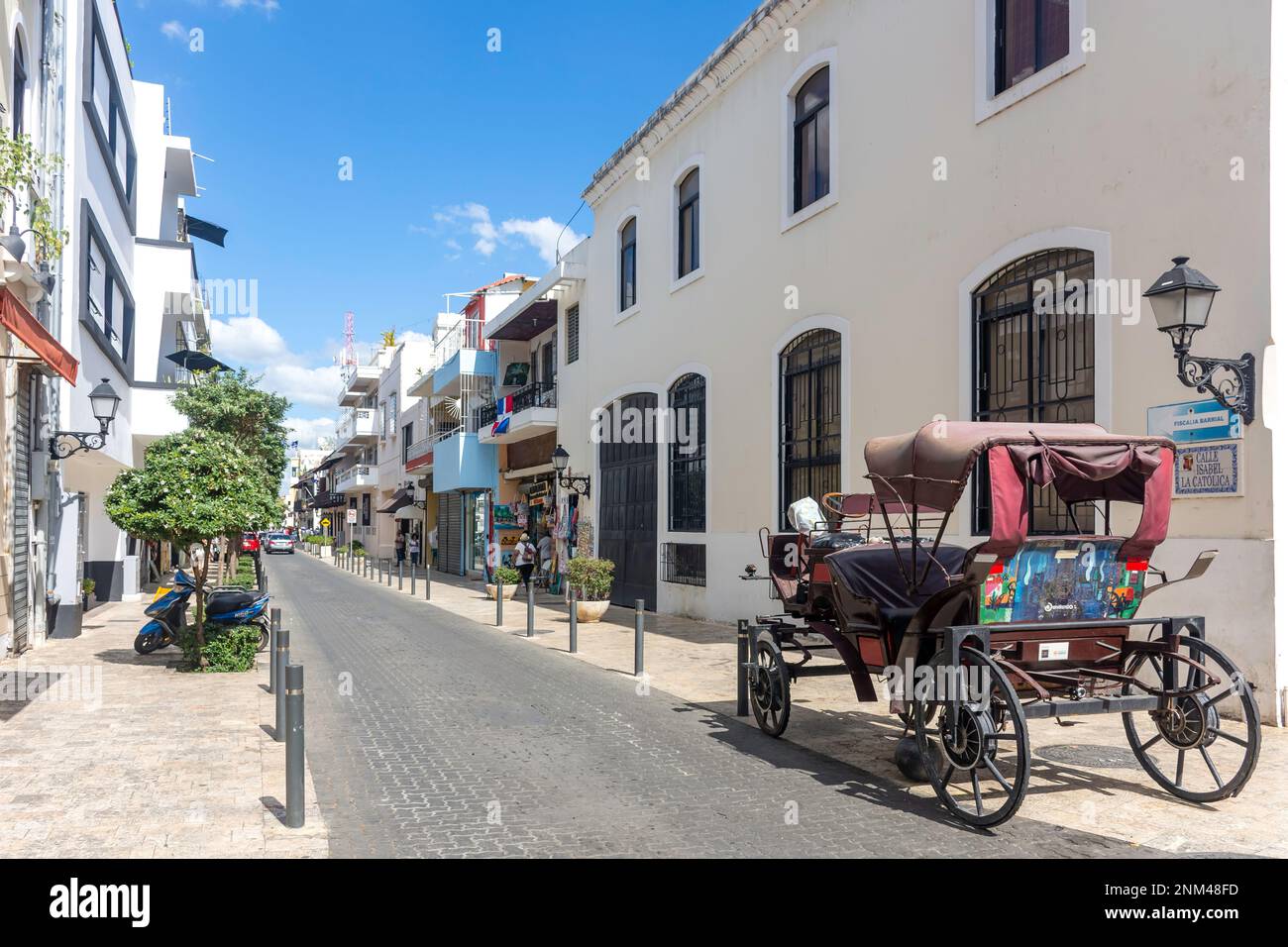 Rue et calèche dans la vieille ville, Calle Isabel la Catolica, Saint-Domingue, République dominicaine, grandes Antilles, Caraïbes Banque D'Images