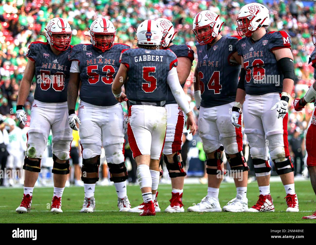 FRISCO, TX - DECEMBER 23: Miami (OH) Redhawks quarterback Brett Gabbert (5) chats with his offensive lineman during the Frisco Football Classic game between Miami (OH) Redhawks and North Texas Mean Green on December 23, 2021 at the Toyota Stadium in Frisco,Texas. (Photo by Steve Nurenberg/Icon Sportswire) (Icon Sportswire via AP Images) Banque D'Images