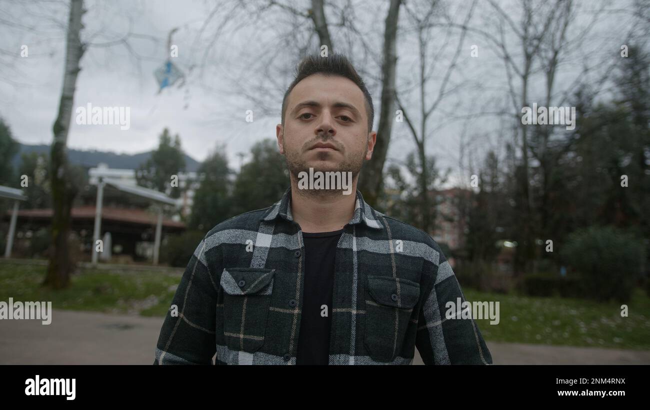 Portrait d'un jeune homme beau, à poils courts, avec une peau équitable regardant l'appareil photo Banque D'Images