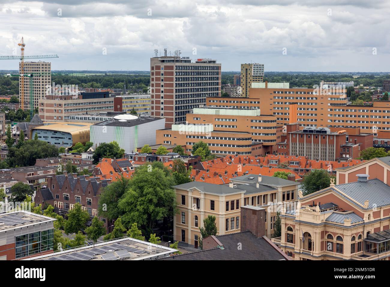 Horizon avec vue aérienne toits et bâtiments modernes quartier résidentiel centre-ville hollandais ville médiévale de Groningen Banque D'Images