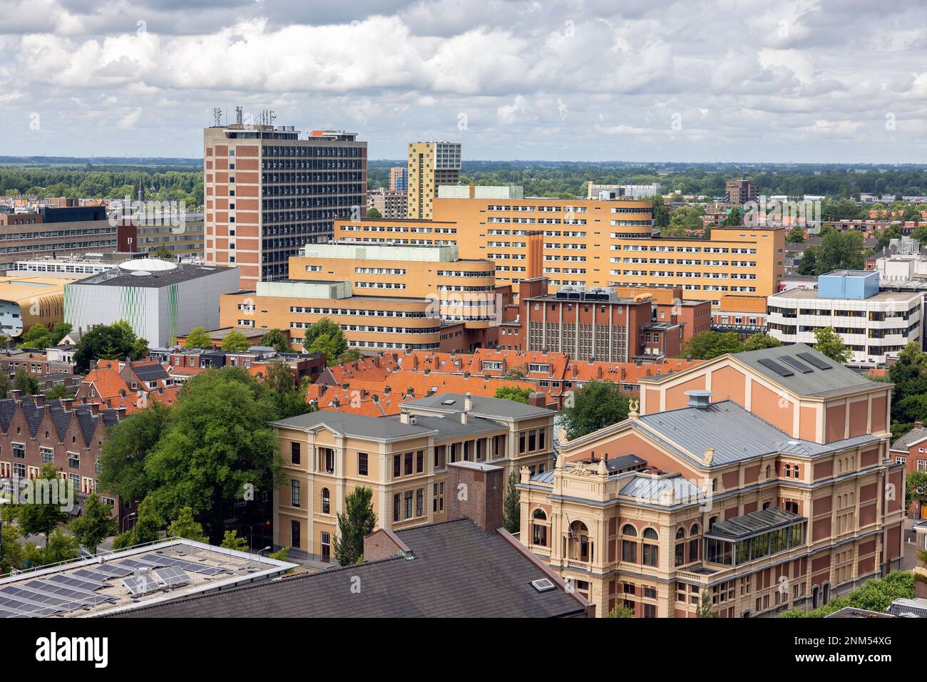 Vue sur les toits, salle de concert et bâtiments modernes quartier résidentiel du centre-ville médiéval hollandais de Groningen Banque D'Images