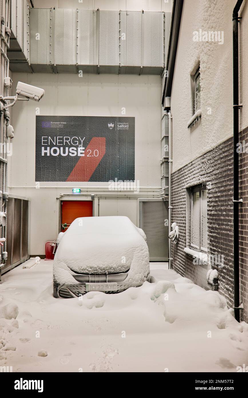 La fausse neige à LA SALFORD University Energy House 2,0, qui teste une maison moderne pour aider à façonner l'avenir du logement Banque D'Images