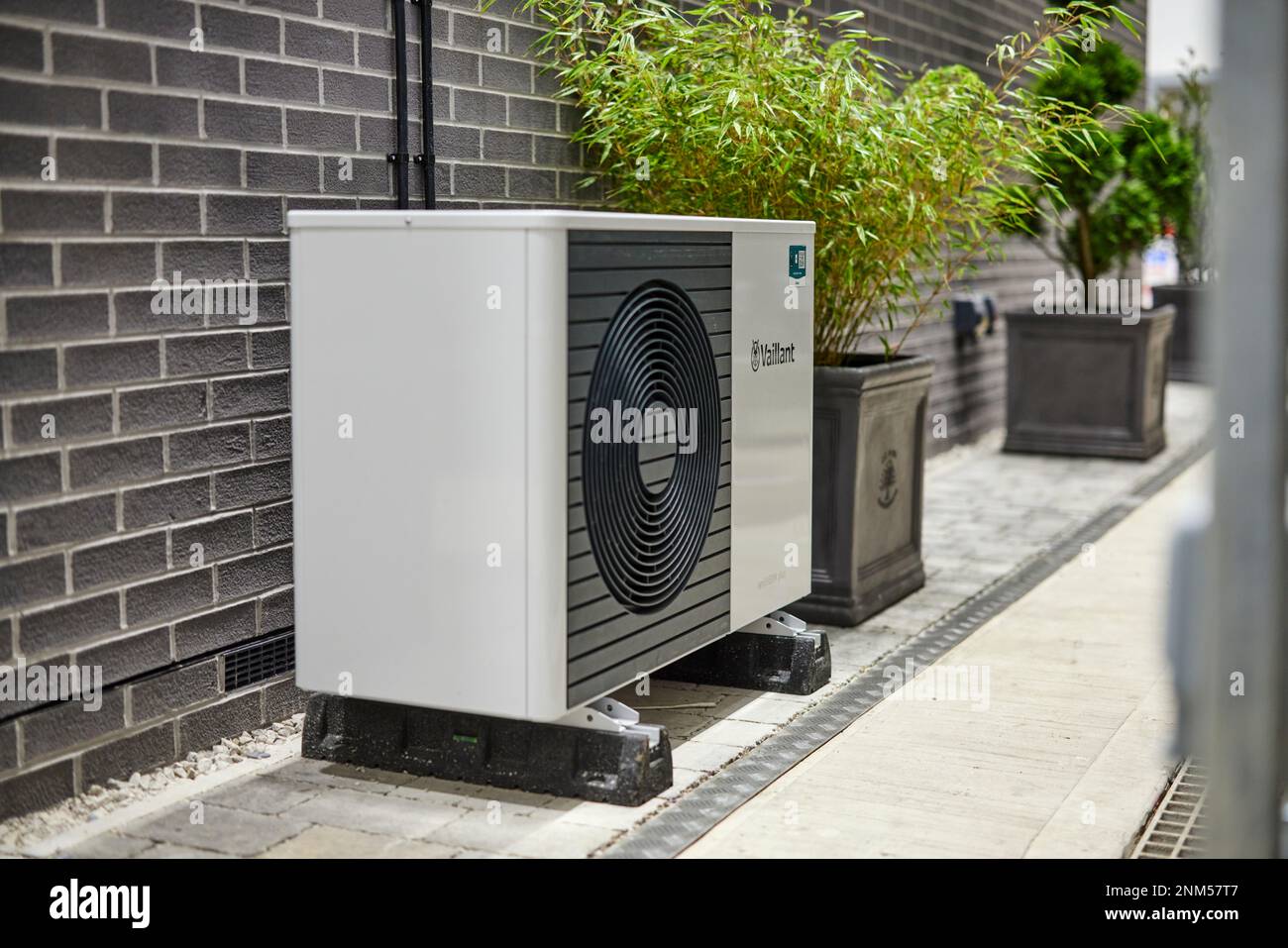 POMPE à chaleur de source d'air VAILLANT sur le côté d'une maison Banque D'Images