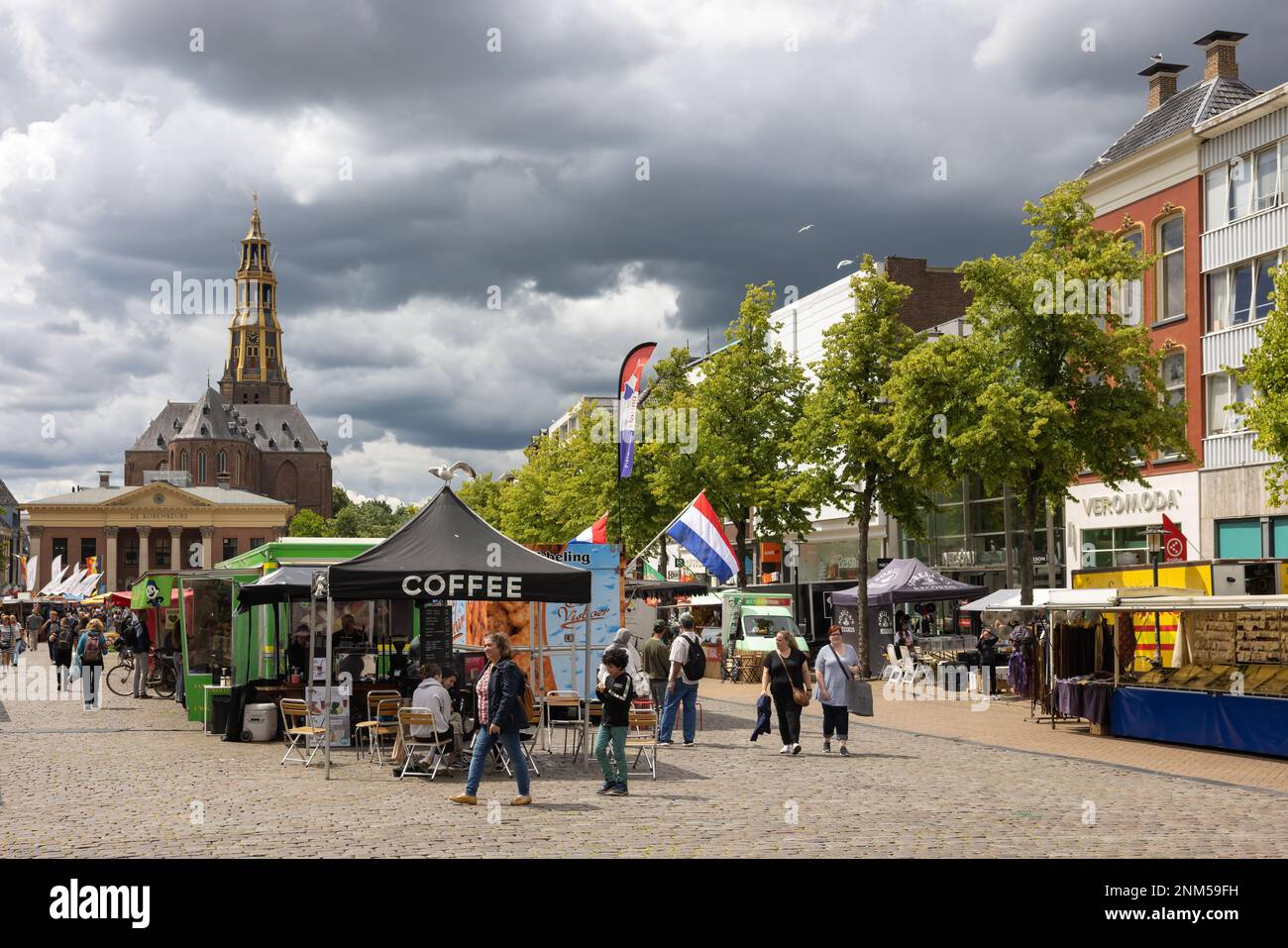 Groningen, pays-Bas - 7 juillet 2022: Les gens du shopping près du marché se trouvent sur la place Vismarkt, près du centre-ville médiéval de Groningen Banque D'Images