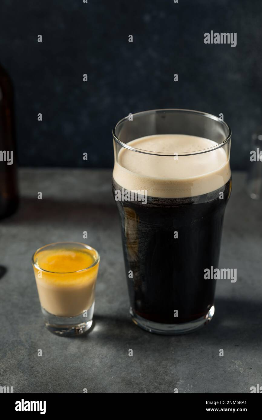 Cocktail de bombe irlandais avec bière Stout pour la Saint Patrick Banque D'Images