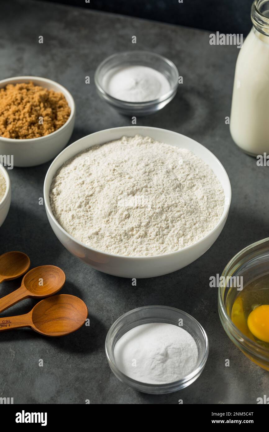 Ingrédients biologiques crus à cuire avec de la farine lait de sucre et des oeufs Banque D'Images