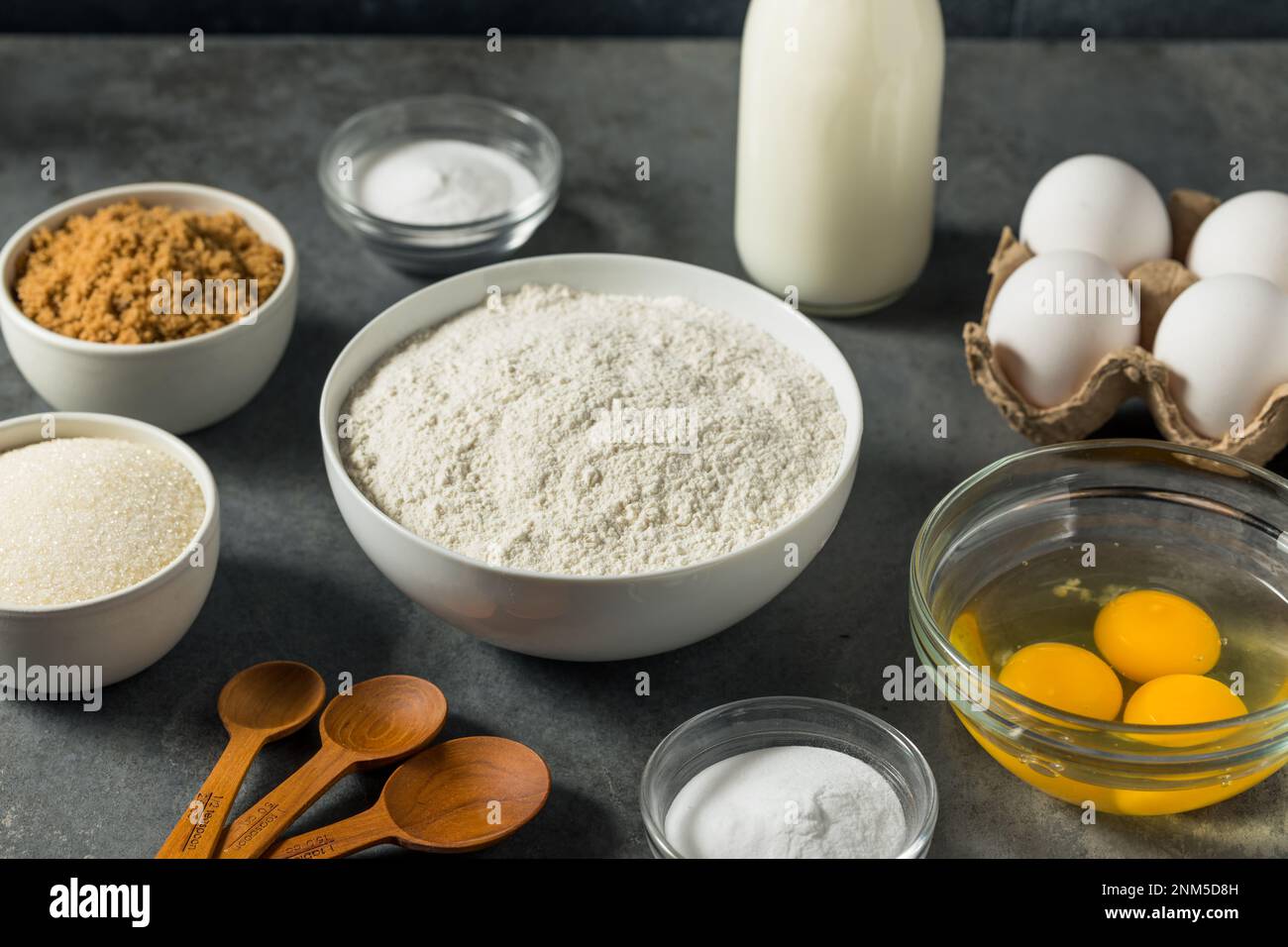 Ingrédients biologiques crus à cuire avec de la farine lait de sucre et des oeufs Banque D'Images