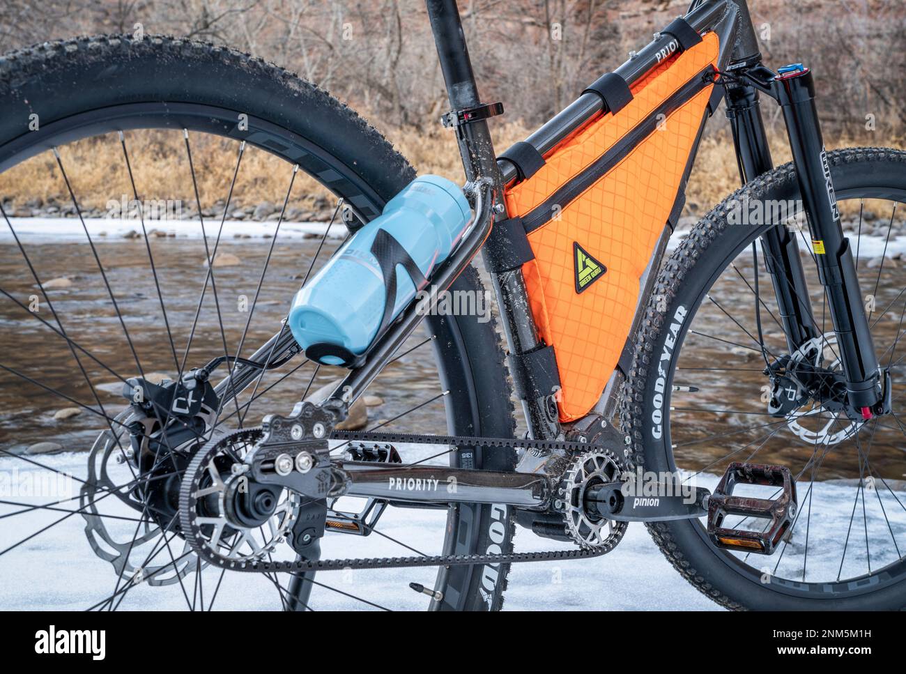 Fort Collins, CO, États-Unis - 16 janvier 2023 : courroie d'entraînement renforcée en fibre de carbone et boîte de vitesses à pignon fermée sur la montagne d'aventure prioritaire 600x b Banque D'Images