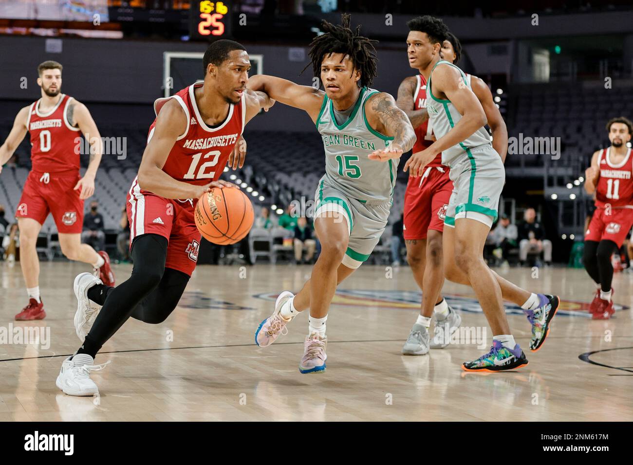 FORT WORTH, TX - DECEMBER 11: Massachusetts Minutemen guard C.J. Kelly (12) drives the lane against North Texas Mean Green guard Rubin Jones (15) during the Basketball Hall of Fame Classic game between Massachusetts Minutemen and the North Texas Mean Green at Dickies Arena in Fort Worth, Texas. (Photo by Matthew Pearce/Icon Sportswire) (Icon Sportswire via AP Images) Banque D'Images
