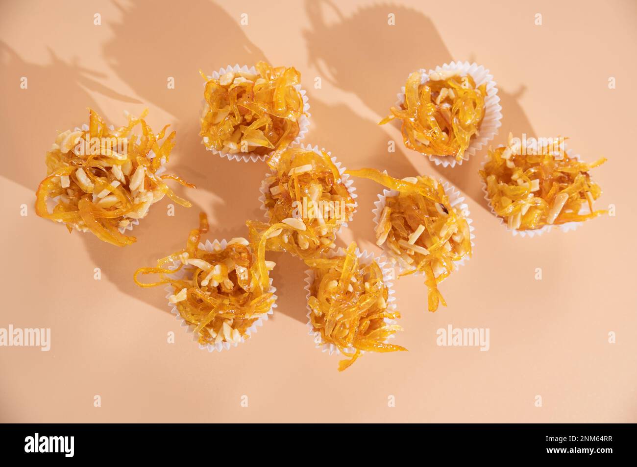 Un dessert italien typique des régions de Sardaigne, Nuorese, Baronia et Gallura. fines bandes de zeste d'orange confite avec miel, d'amandes, de produits typiques de la région. Banque D'Images