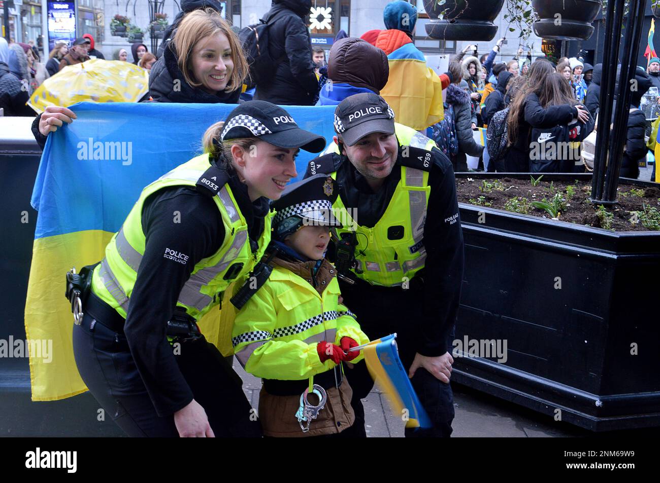 Aberdeen, Royaume-Uni. 24th févr. 2023. ABERDEEN. ÉCOSSE - 24 FÉVRIER 2023 : les Ukrainiens et les Écossais manifestent dans la ville pour montrer leur soutien à l'Ukraine à l'occasion du premier anniversaire de son invasion par la Russie. Crédit : Douglas MacKenzie/Alay Live News Banque D'Images