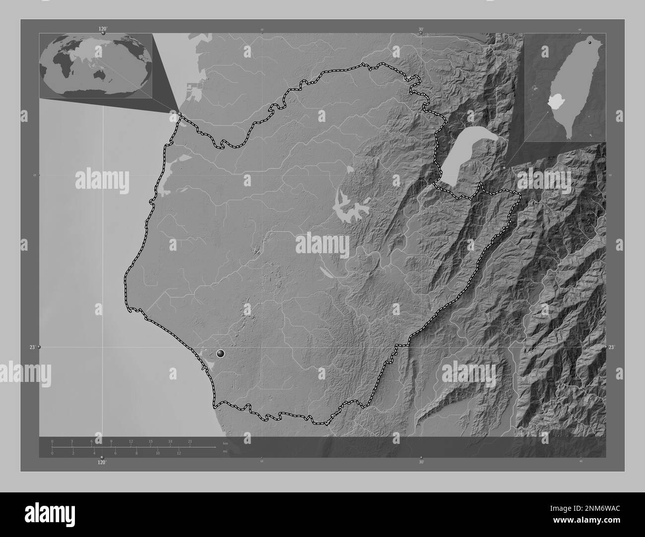 Tainan, municipalité spéciale de Taïwan. Carte d'altitude en niveaux de gris avec lacs et rivières. Cartes d'emplacement auxiliaire d'angle Banque D'Images
