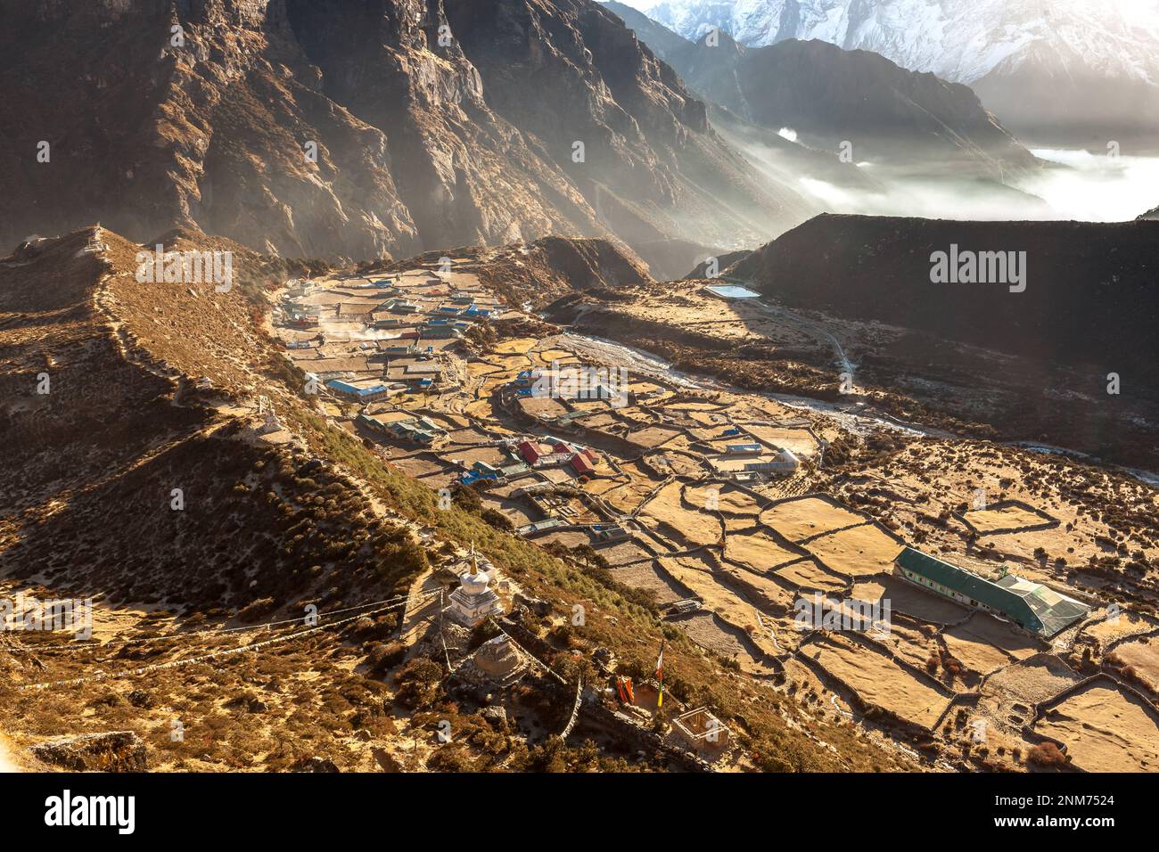 Vue imprenable sur le village de montagne de Thame dans le parc national de Sagarmatha, Himalaya, Népal. Village asiatique idyllique dans les gorges de montagne. Coucher de soleil sur le Th Banque D'Images